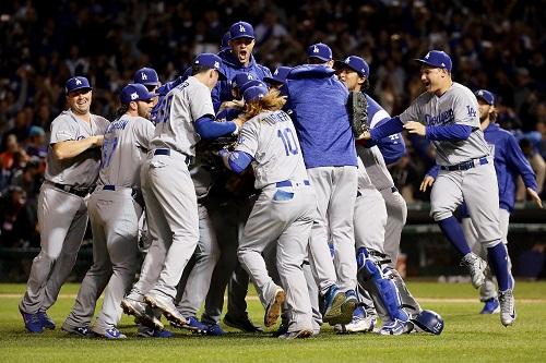 Dodgers repete placar do jogo 1 faz 3x3 na série e a grande final da MLB será definida na partida de desempate / Foto: Getty Images